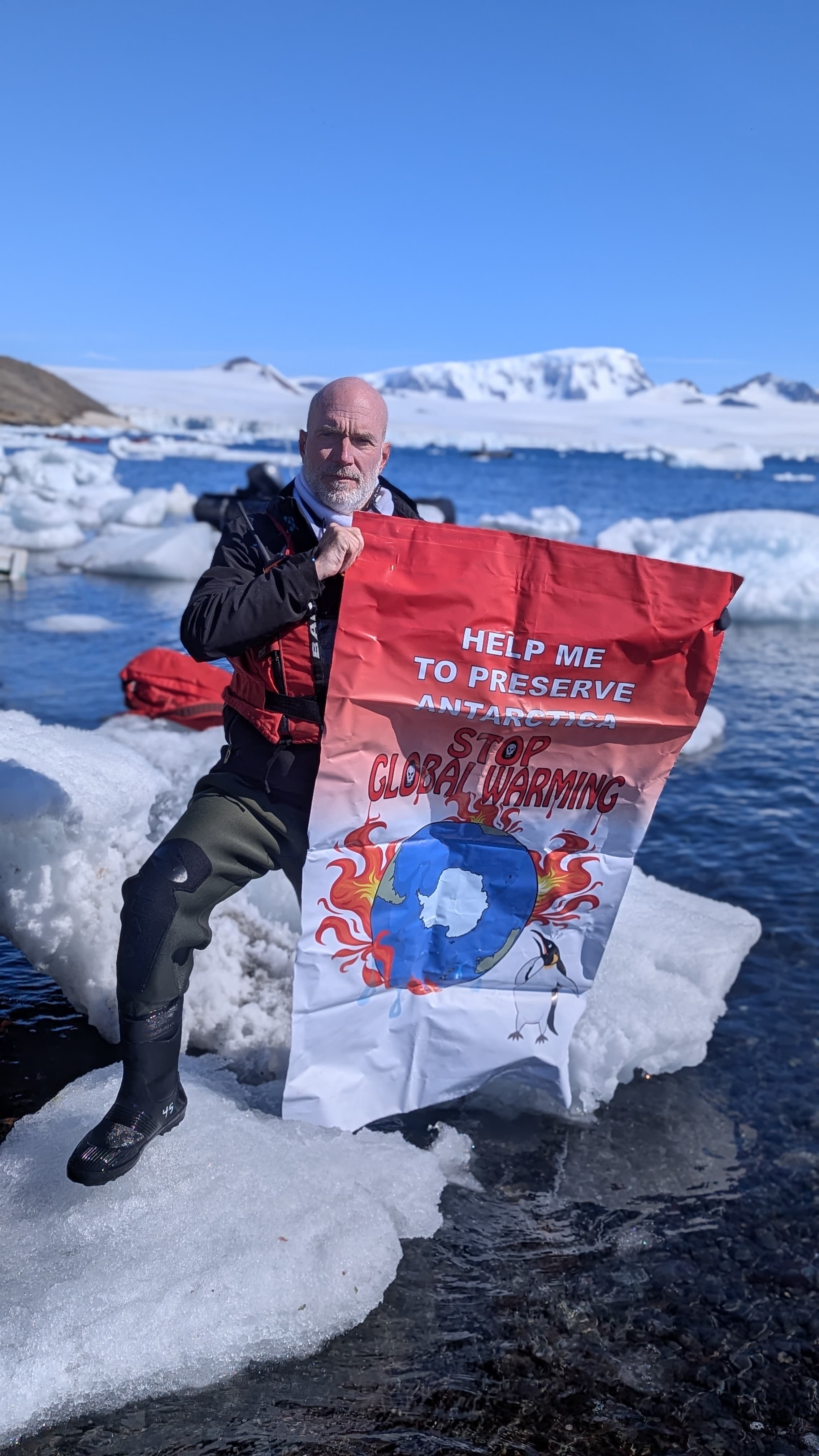 Foto con pancarte. HELP ME TO PRESERVE THE ANTARCTIC